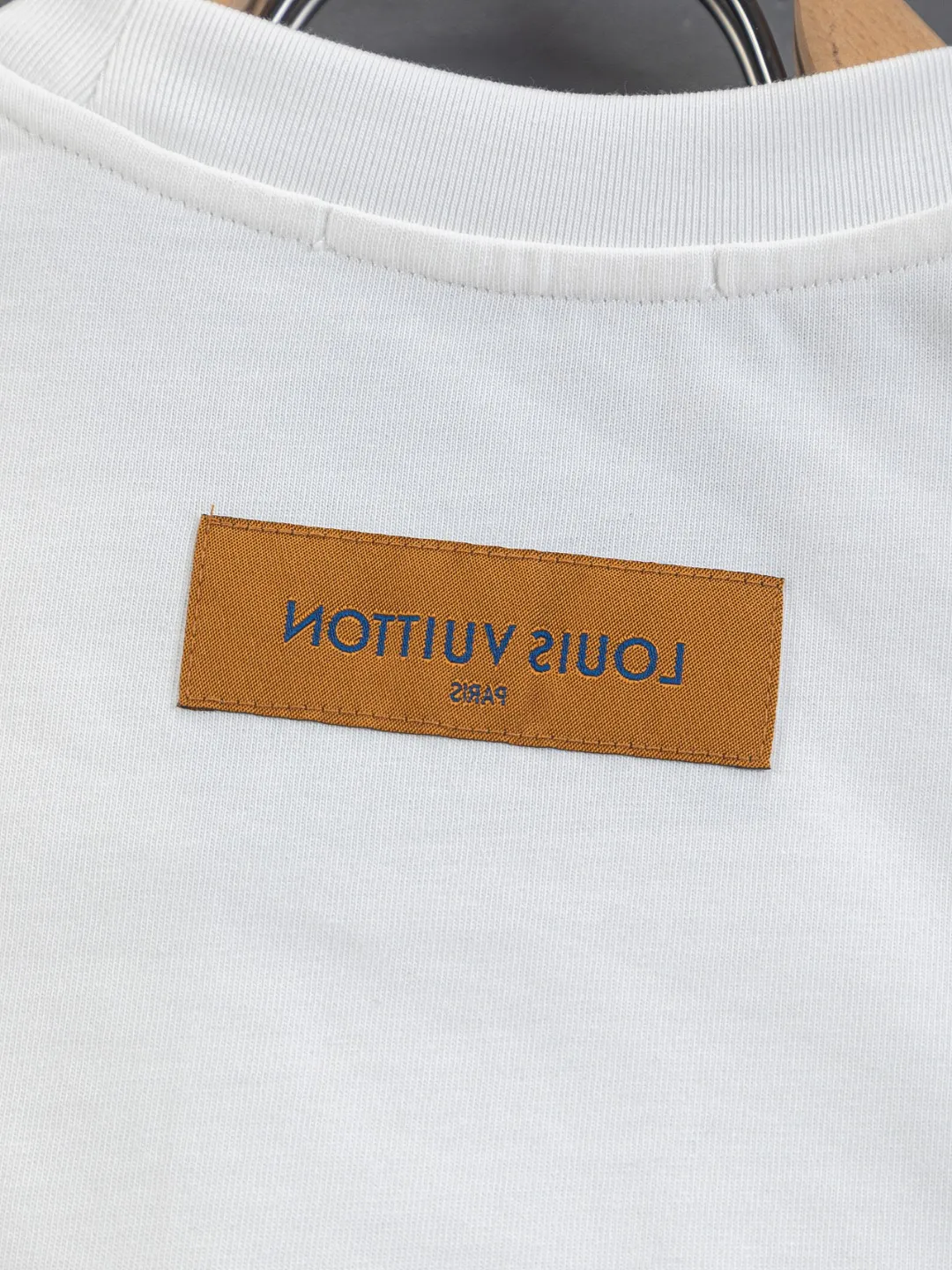 🅿️190 Louis Vuitton Louis Vuitton 1V LV LV slightly wide version S-XL LV 26ss new products are available at counters simultaneously. Multiple craftsmanship. Embroidery of civet 🦊 letters on the chest. Round neck short-sleeved T-shirt, same style for men and women! Consigned to one-to-one creation. Synchronized with the official website, pure cotton fabrics at the counter! It is close to the skin and comfortable, durable and easy to wear. It has a classic and simple logo design and meticulous original craftsmanship. Short-sleeves, a must-have item for men, do not appear to be the same for the general public, but must be unique and eye-catching. This LV short-sleeve is all about quality, comfort, the same shape and fashion as always, including fabrics and cutting techniques. All of them have been made with great effort! 320 grams of washed pure cotton fabric, pure cotton is breathable, very refreshing and comfortable for daily wear. The rib knitting on the neckline is smooth and tight, and the neckline will not be skewed if you toss it at will. The loose version, you will find that it looks really good on the upper body. The overall is minimalist and neat, super versatile for daily use! Pair it casually with a pair of pants for a youthful look. A T-shirt will make your outfit crazy. It is a fashionable item that can never go wrong! Color: Black White Size: S-XL Size chart: S: Shoulder width 50-Bust 56-Length 70 M: Shoulder width 52-Bust 57-Length 72 L: Shoulder width 54-Bust 59-Length 74 XL: Shoulder width 56-Bust 62-Length 76